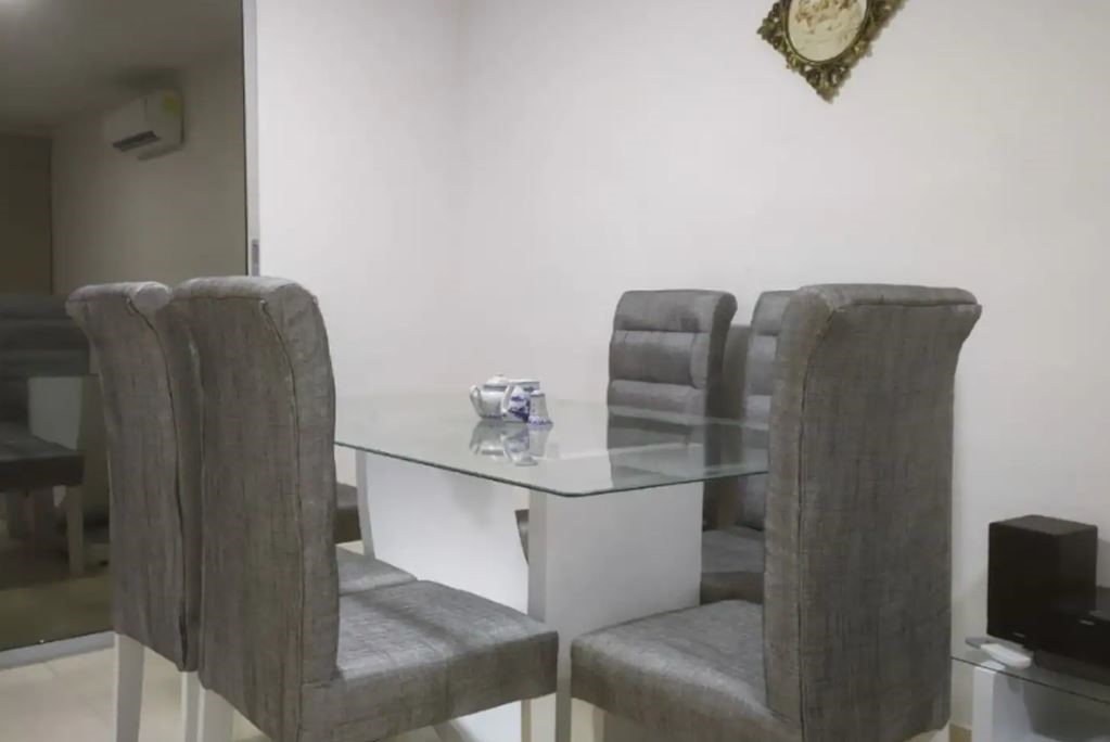 Sala de estar y comedor de la casa en Santa Marta